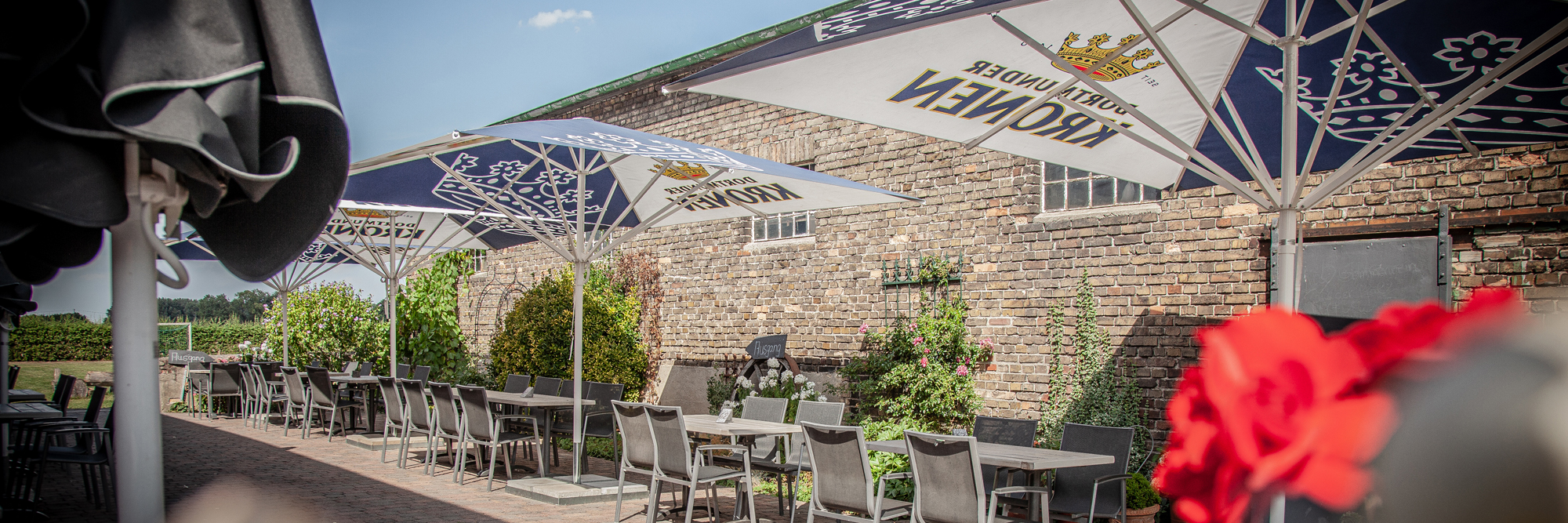 Gut beschirmt: Biergarten und Terrasse bei Mowwe