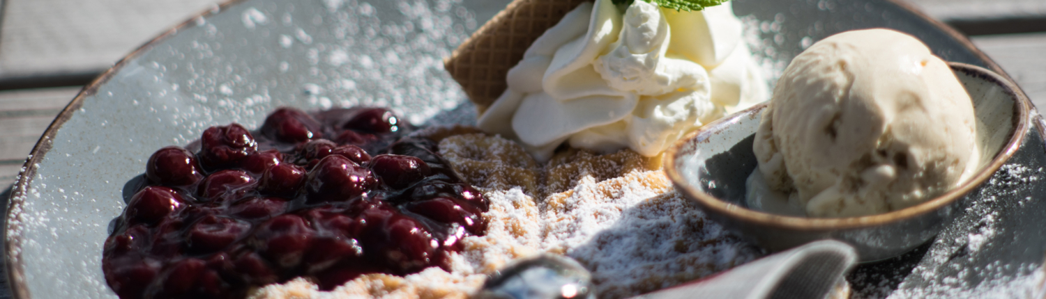Frische Waffel mit Eis und Sahne - ein Genuss